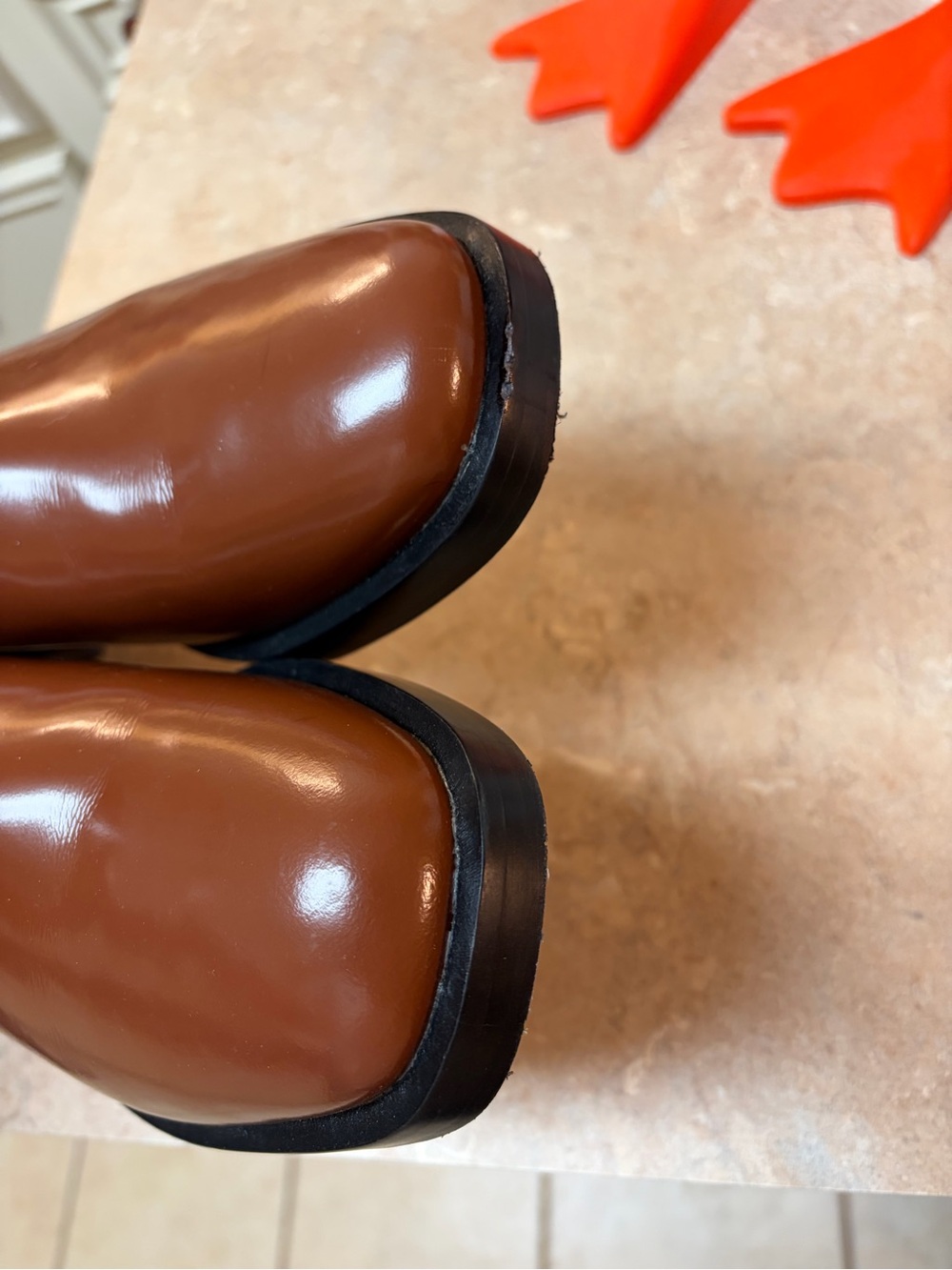 Everlane Chelsea Boot in Rum, size 8 - Picture 9 of 11